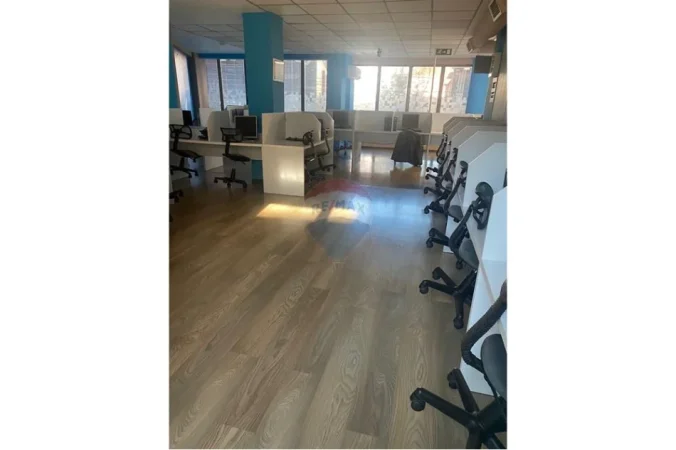 Tirane, jepet me qera zyre , 238 m² 3.400 € 