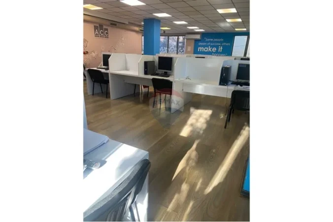 Tirane, jepet me qera zyre , 238 m² 3.400 € 