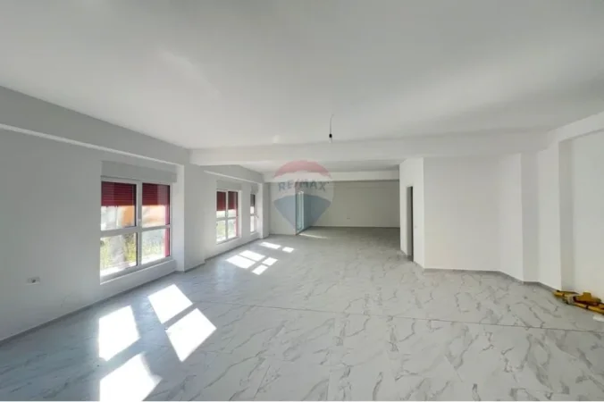 Tirane, jepet me qera dyqan , 290 m² 2.000 € 