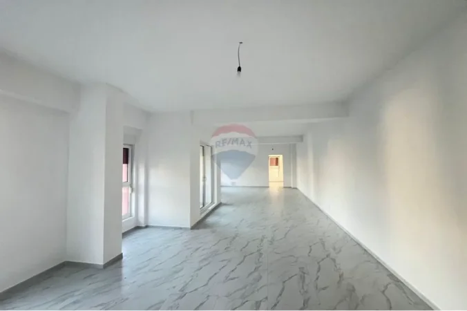 Tirane, jepet me qera dyqan , 290 m² 2.000 € 