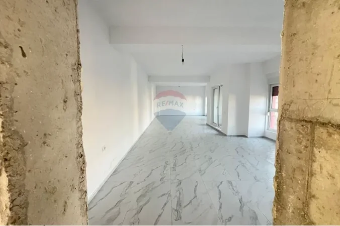 Tirane, jepet me qera dyqan , 290 m² 2.000 € 