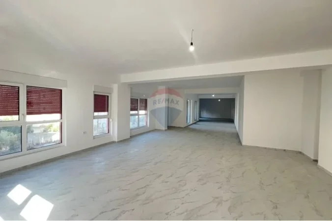 Tirane, jepet me qera dyqan , 385 m² 2.500 € 