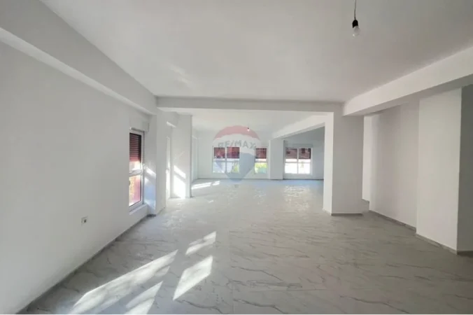 Tirane, jepet me qera dyqan , 385 m² 2.500 € 