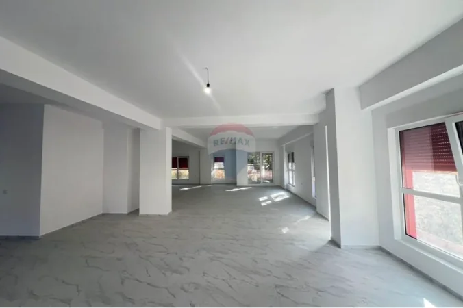 Tirane, jepet me qera dyqan , 385 m² 2.500 € 