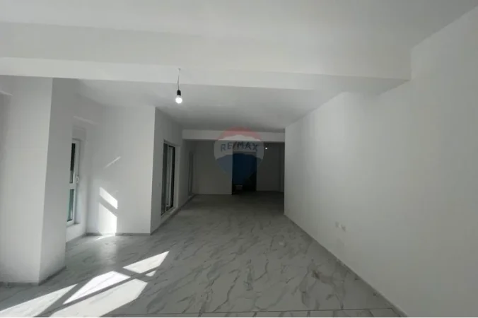 Tirane, jepet me qera dyqan , 168 m² 1.300 € 