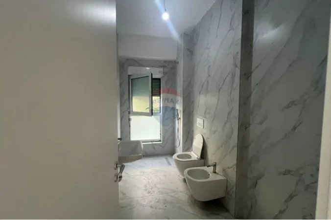 Tirane, jepet me qera dyqan , 168 m² 1.300 € 