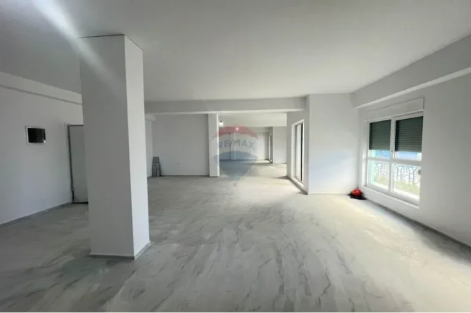 Tirane, jepet me qera dyqan , 186 m² 1.500 € 