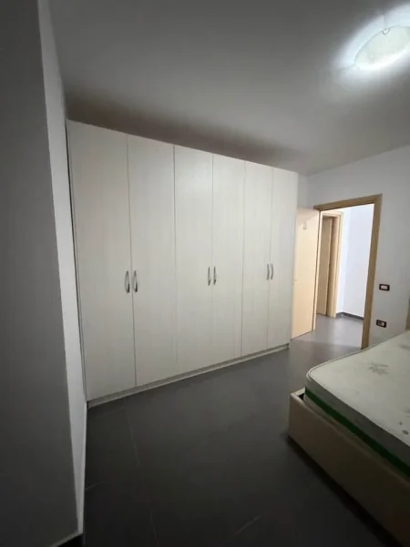 Tirane, jepet me qera apartament 2+1+Ballkon Kati 6, 85 m² 550 € (e mobiluar)