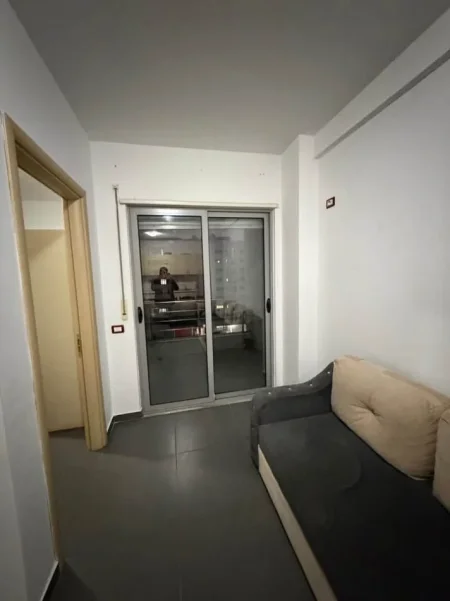 Tirane, jepet me qera apartament 2+1+Ballkon Kati 6, 85 m² 550 € (e mobiluar)