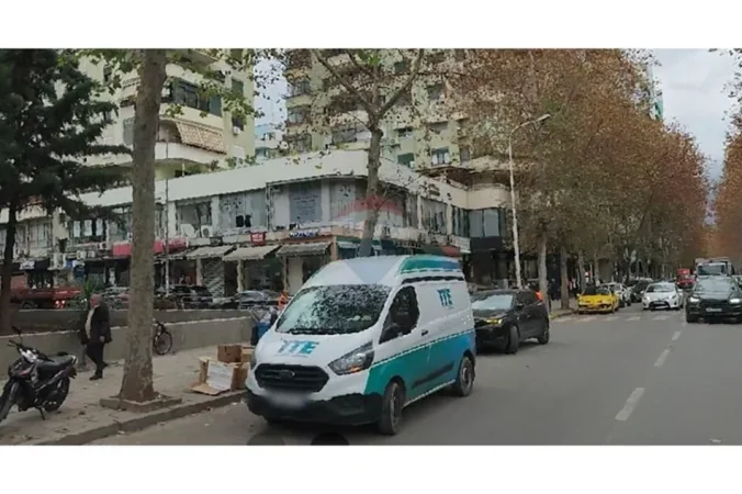 Tirane, jepet me qera zyre , 50 m² 800 € (Ish Ekspozita)