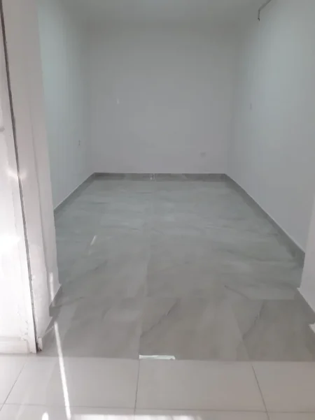 Tirane, jepet me qera garsonier,  Kati 1, 18 m² 250 € (RRUGA E KOSOVAREVE)