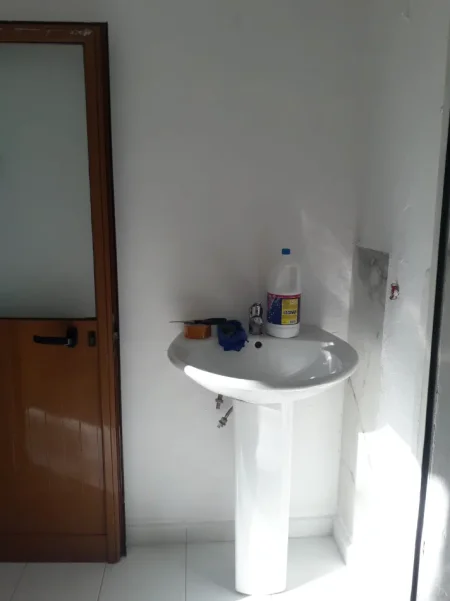 Tirane, jepet me qera garsonier,  Kati 1, 18 m² 250 € (RRUGA E KOSOVAREVE)