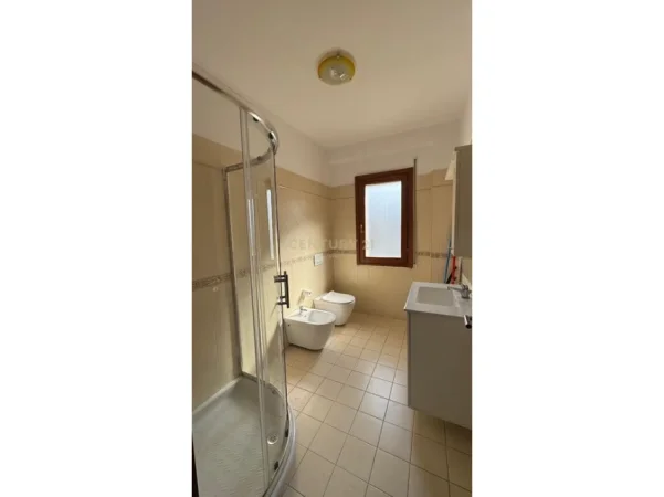 Shkoder, jepet me qera apartament 3+1 Kati 6, 120 m² 700 € (pedonale)