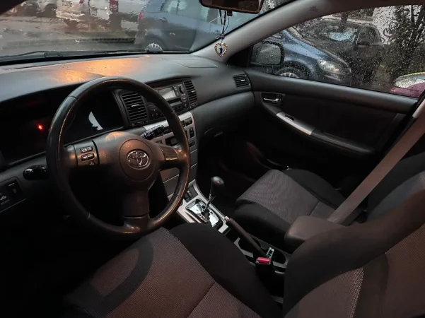 Tirane, shitet makine Toyota Corolla 1.4 Nafte, e zeze automatik Klima 240.000 km 4.800 €