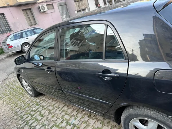 Tirane, shitet makine Toyota Corolla 1.4 Nafte, e zeze automatik Klima 240.000 km 4.800 €