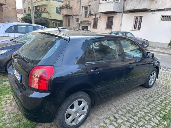 Tirane, shitet makine Toyota Corolla 1.4 Nafte, e zeze automatik Klima 240.000 km 4.800 €