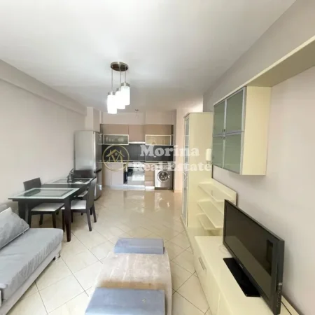 Tirane, jepet me qera apartament 1+1 Kati 3, 60 m² 500 € (Xhamlliku)