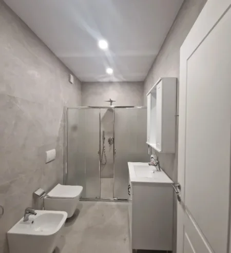 Tirane, jepet me qera apartament 2+1 Kati 5, 95 m² 500 € (Yzberisht)