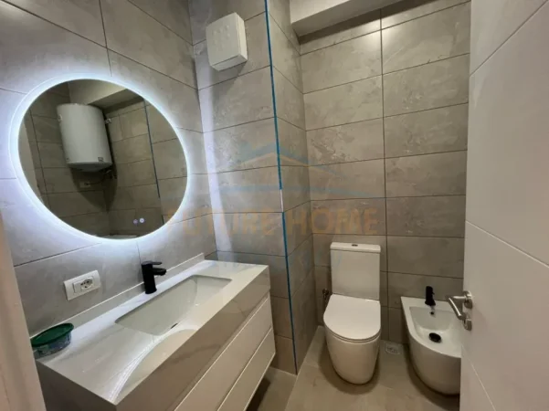 Tirane, jepet me qera apartament 1+1+Ballkon per banim dhe zyra, 64 m² 500 € (Brryli, Rruga Sitki Cico)
