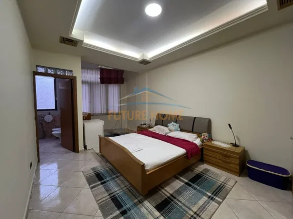 Tirane, jepet me qera 2+1 Kati 7, 125 m² 700 € (ZOGU I ZI)