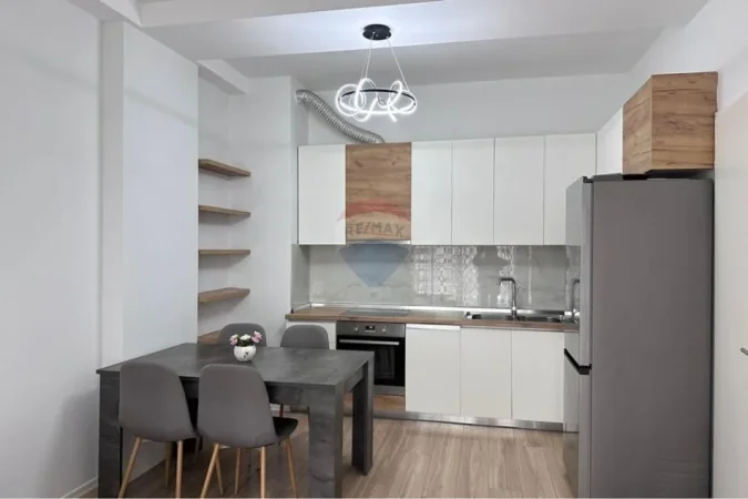 Tirane, jepet me qera apartament 2+1 , 90 m² 650 € (Kompleksi Kontakt)