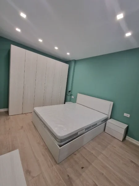 Tirane, jepet me qera apartament 2+1 Kati 5, 95 m² 500 € (YZBERISHT)