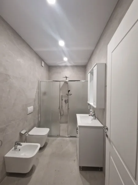 Tirane, jepet me qera apartament 2+1 Kati 5, 95 m² 500 € (YZBERISHT)