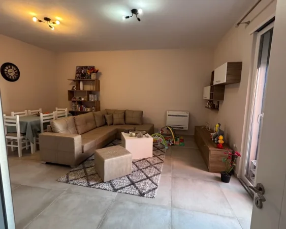 Tirane, jepet me qera apartament 1+1+Aneks+Ballkon Kati 5, 85 m² 400 € (paskuqan)