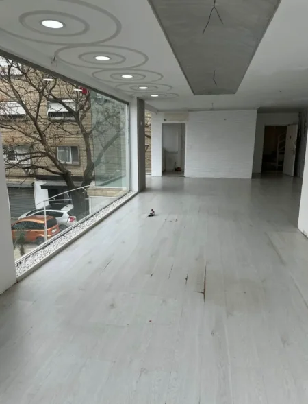 Tirane, jepet me qera zyre , 72 m² 1.000 € (Rruga Muhamed Gjollesha (përballë Pallatit të Sporteve))
