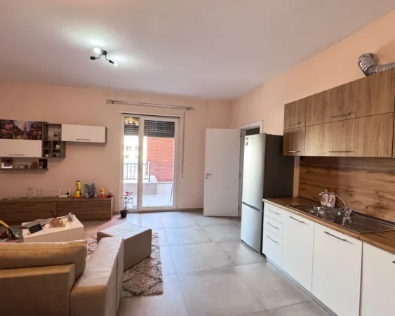 Tirane, jepet me qera apartament 1+1+Aneks+Ballkon Kati 5, 85 m² 400 € (paskuqan)