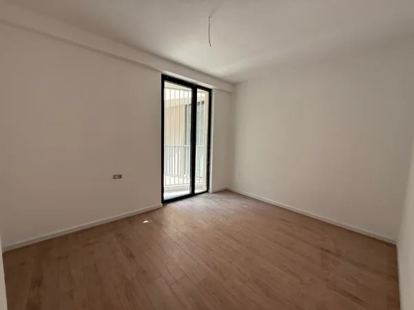Tirane, jepet me qera zyre Kati 9, 116 m² 900 € (MINE PEZA REZIDENCE)