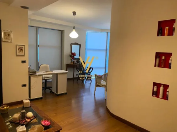 Tirane, jepet me qera ambjent biznesi Kati 1, 100 m² 1.250 € (ISH EKSPOZITA)