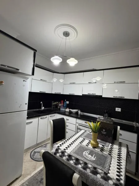 Tirane, jepet me qera apartament 1+1+Ballkon Kati 1, 55 m² 450 € 