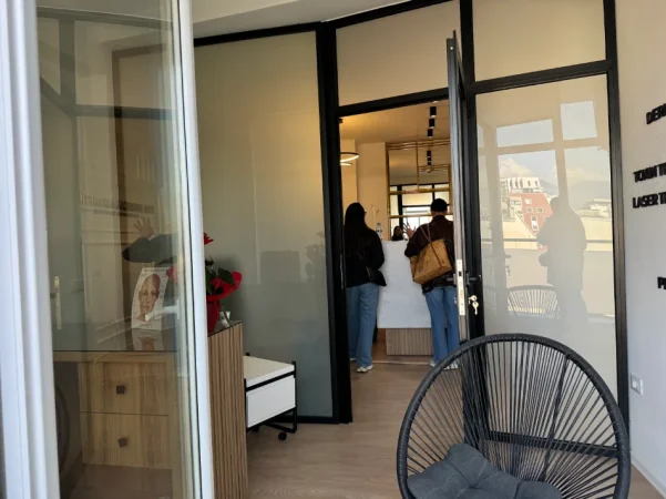 Tirane, jepet me qera apartament 2+1 Kati 7, 70 m² 730 € 