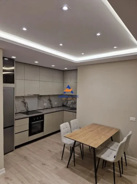 Tirane, jepet me qera apartament 2+1+Ballkon Kati 5, 95 m² 500 € 
