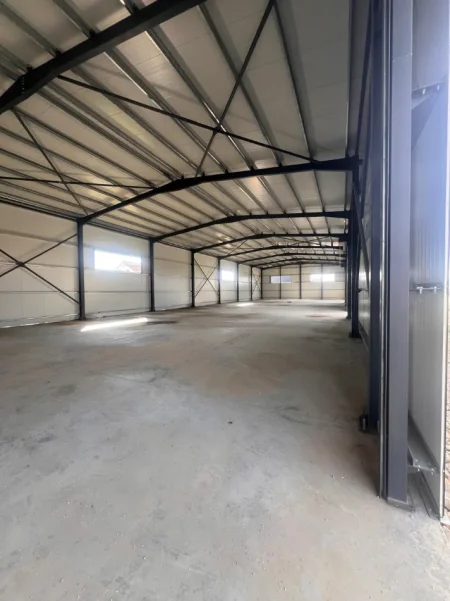 Tirane, shitet magazine Kati 0, 900 m² 440.000 € (Tapize)