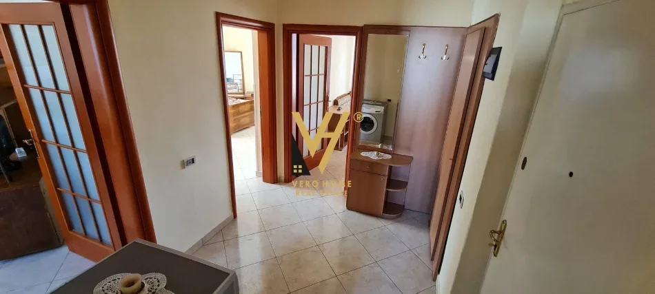 Tirane, jepet me qera apartament 2+1+Ballkon Kati 4, 87 m² 520 € (PAZARI I RI)