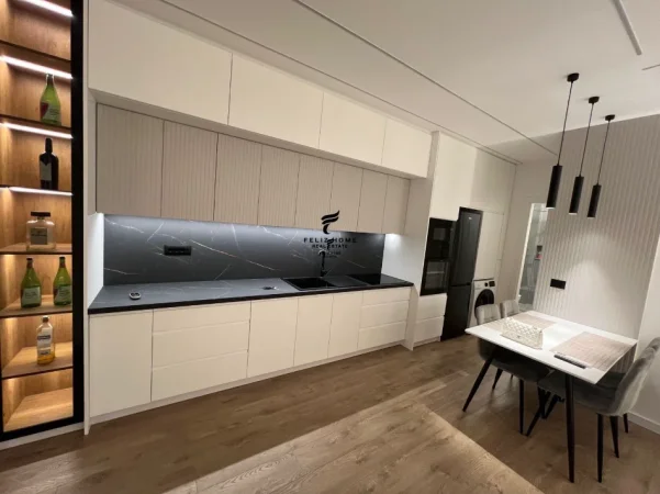 Tirane, jepet me qera apartament 2+1 Kati 1, 100 m² 800 € (LIQENI I FARKES)