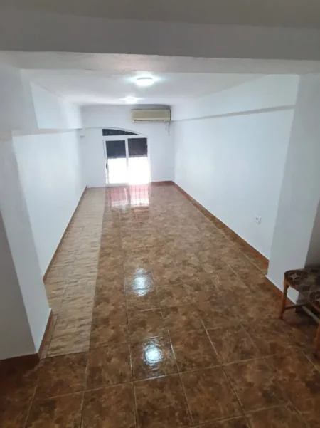 Tirane, jepet me qera ambjent biznesi Kati 0, 40 m² 300 € (Kombinat)