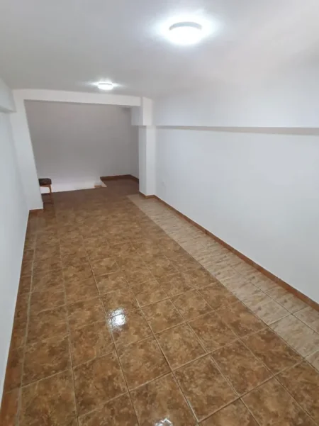 Tirane, jepet me qera ambjent biznesi Kati 0, 40 m² 300 € (Kombinat)