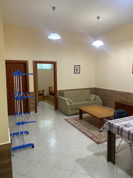 Tirane, jepet me qera apartament 1+1 Kati 1, 300 € (rruga 5 maji)