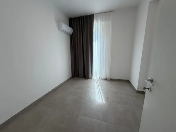 Tirane, jepet me qera apartament 2+1 Kati 1, 400 € 