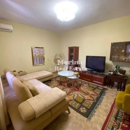 Tirane, jepet me qera Vile 3+1 Kati 3, 201 m² 2.000 € (Brryli)