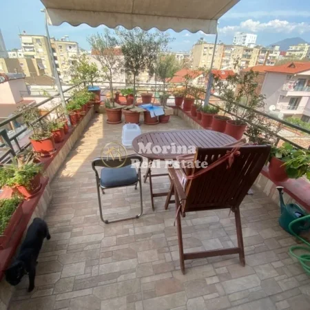 Tirane, jepet me qera Vile 3+1 Kati 3, 201 m² 2.000 € (Brryli)