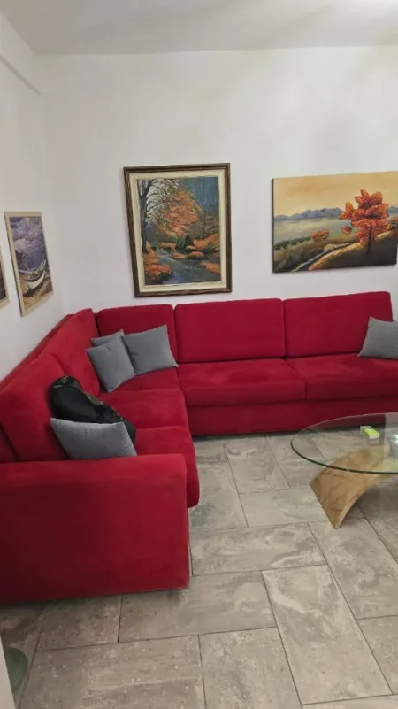 JEPET ME QERA APARTAMENT 2+1 TEK RRUGA E DIBRES , 550 Euro