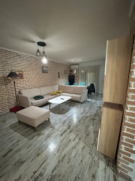Tirane, jepet me qera apartament 2+1 Kati 7, 80 m² 650 € (Komuna e Parisit)