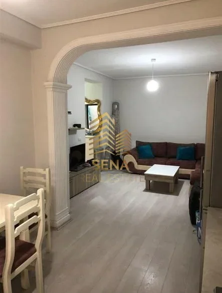 Tirane, jepet me qera apartament 1+1+Ballkon Kati 3, 80 m² 500 € (Vasil Shanto)