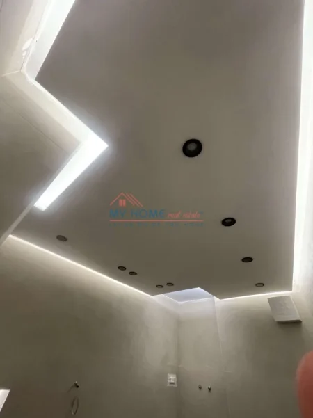 Tirane, jepet me qera zyre Kati 3, 68 m² 1.000 € (Rruga e Elbasanit)