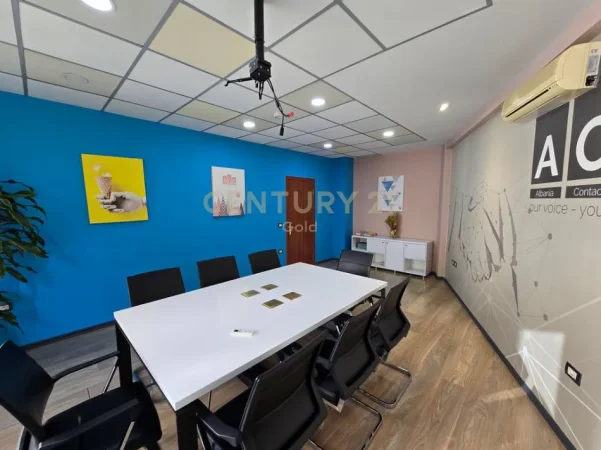 Tirane, jepet me qera zyre Kati 1, 305 m² 3.400 € 