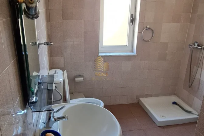 Tirane, jepet me qera apartament 2+1+Ballkon Kati 4, 87 m² 500 € (Pazari i Ri)
